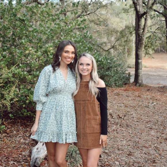 Profile Picture of Ashlee Hicks (@ashleethicks) on Poshmark