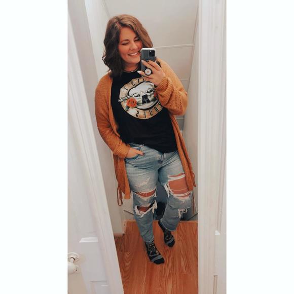 Profile Picture of Marian Yoder (@mariandotcom) on Poshmark