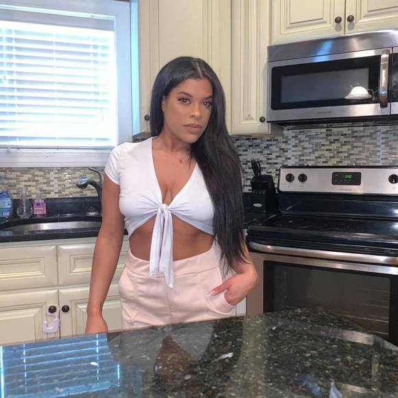 Profile Picture of Larissa Houk (@larissahouk) on Poshmark