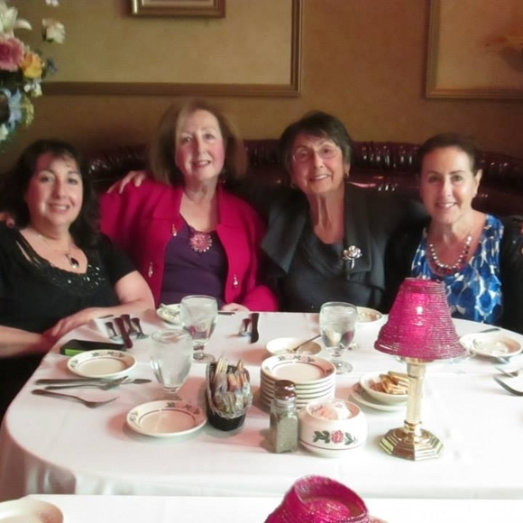 Profile Picture of Denise Holender (@deniseholender) on Poshmark