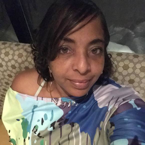 Profile Picture of Martina Robertson (@aquablue303) on Poshmark