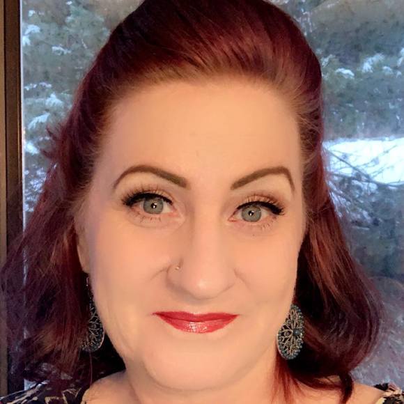 Profile Picture of Brandee Consentino (@bconsentino) on Poshmark