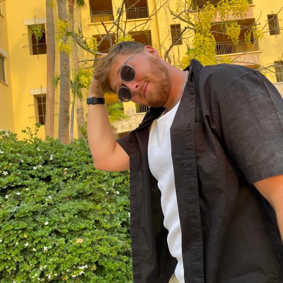 Logan Klusman - Poshmark Profile Picture of Logan Klusman (@logklus) on Poshmark