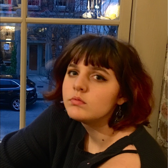 Profile Picture of Violet Andrews (@v1013tt33) on Poshmark