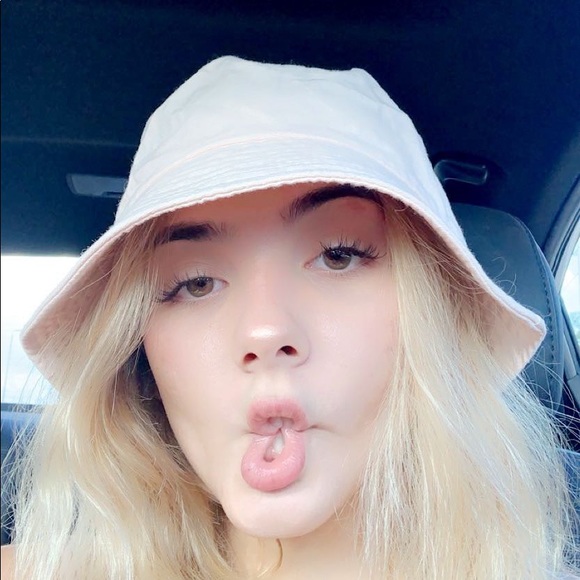 Profile Picture of Haley Alvarez (@haleyalvarez640) on Poshmark
