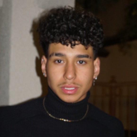 Profile Picture of Eric Castillo (@ericonthecomeup) on Poshmark