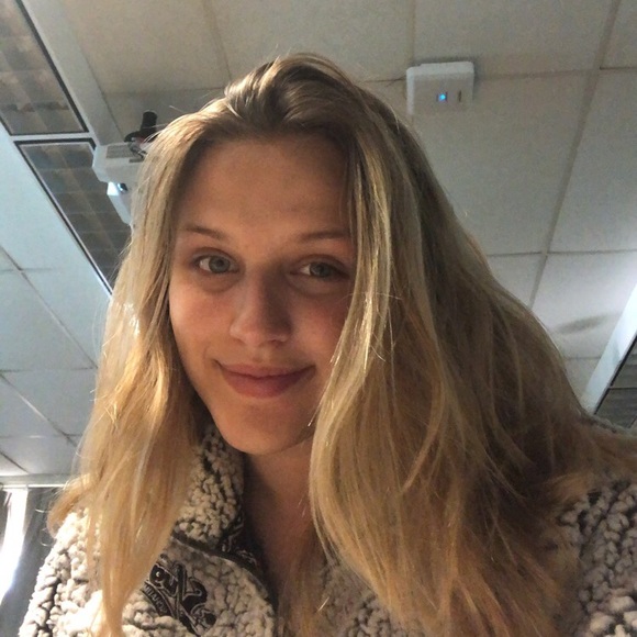 Profile Picture of Samantha Janulis (@samij220) on Poshmark