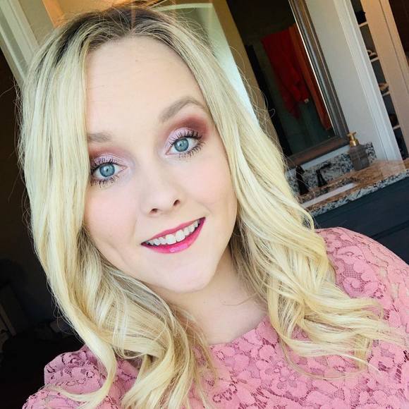 Profile Picture of Megan Popson (@popsonmegan) on Poshmark