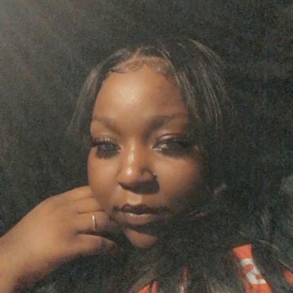 Profile Picture of She Chose (@faamousray) on Poshmark