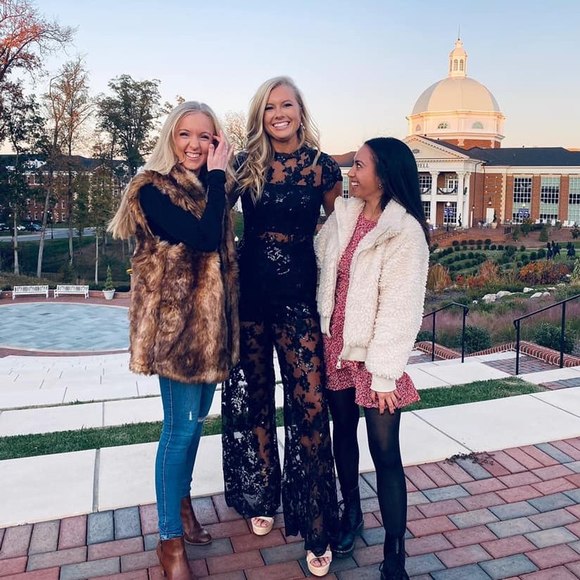 Profile Picture of Kylee Graham (@kylee_graham) on Poshmark