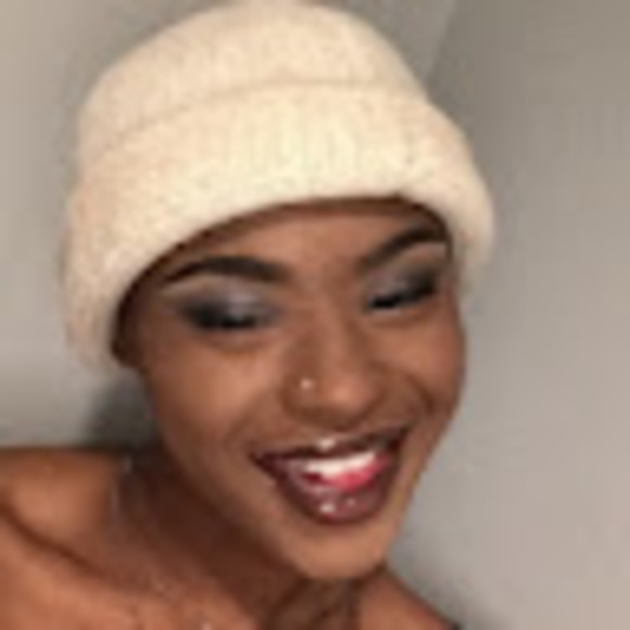 Profile Picture of Deeh Ameliorate (@dejahhunter1605) on Poshmark