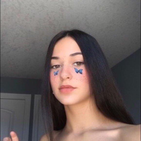 Profile Picture of Lily Devrieze (@lilydev5) on Poshmark