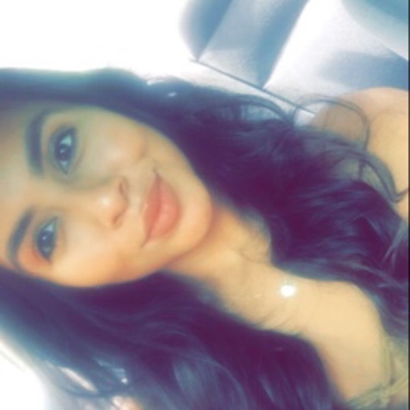 Profile Picture of Vianey Gonzalez (@vianeya1110) on Poshmark