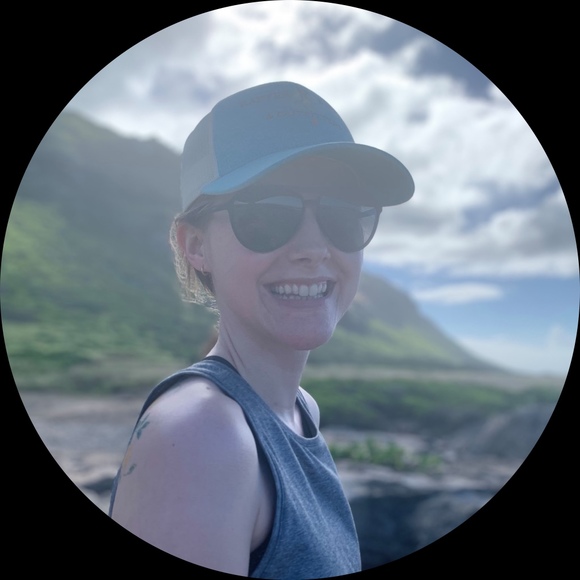 Profile Picture of Holly Dykstra (@popball) on Poshmark