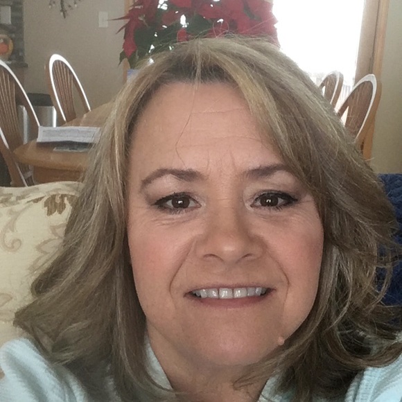 Profile Picture of Robin Bice (@hollowsrobin) on Poshmark