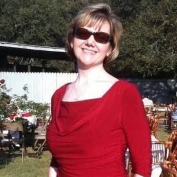 Profile Picture of Lisa Boyer (@fic_writer) on Poshmark