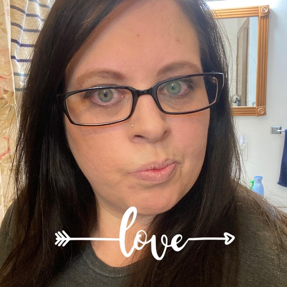 Amy Blahnik - Poshmark Profile Picture of Amy Blahnik (@amerz80) on Poshmark