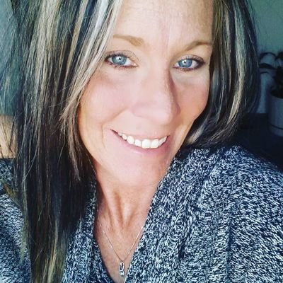 Profile Picture of Laurie Larson (@LaurieL1976) on Twitter