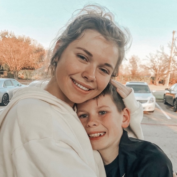 Profile Picture of Isabelle Bowles (@isabob022) on Poshmark