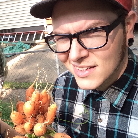 Profile Picture of Aaron Johnson (@ameridroid) on Poshmark