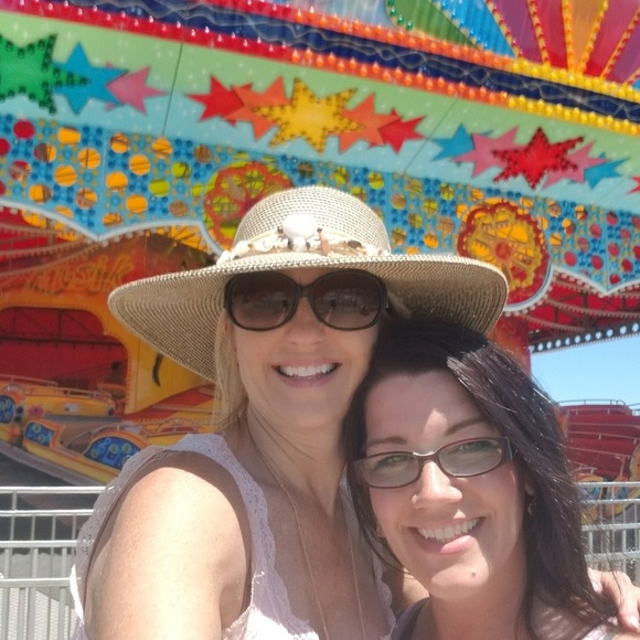 Profile Picture of Sondra Lardiere (@roscoe03) on Poshmark