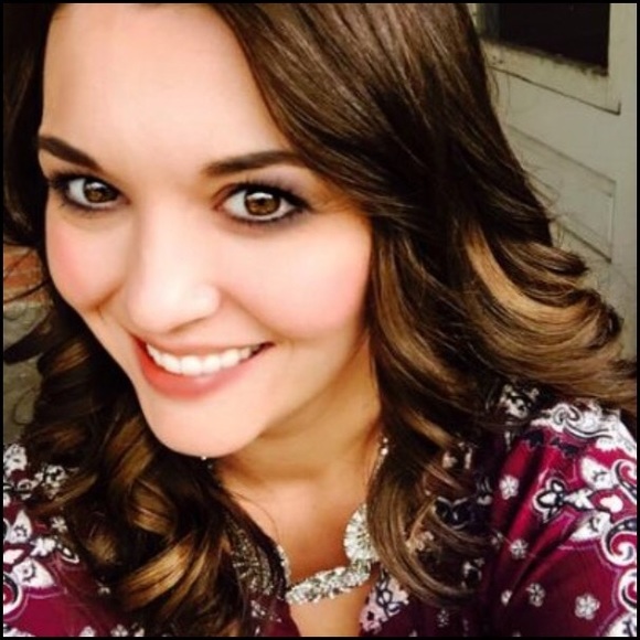 Profile Picture of Julie Wahlert (@rainbows365) on Poshmark