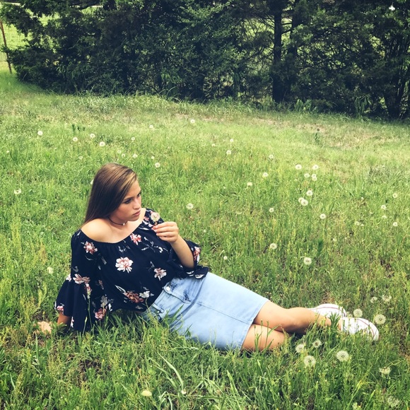 Profile Picture of Lydia Swarnes (@lydia_swarnes) on Poshmark