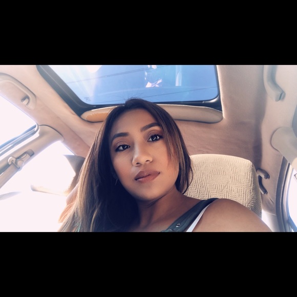 Profile Picture of Leslie Carrasco (@hey_itsles) on Poshmark