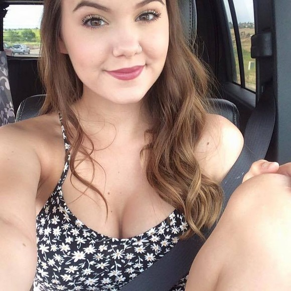 Profile Picture of Destiny Roberts (@destinyrjade) on Poshmark