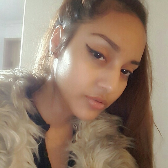 Profile Picture of Ginger Balla (@gballa) on Poshmark