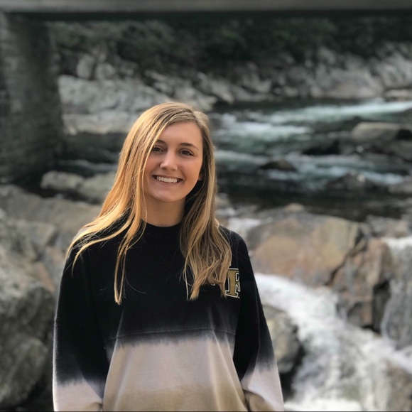 Profile Picture of Taylor Longmire (@longmiretn) on Poshmark