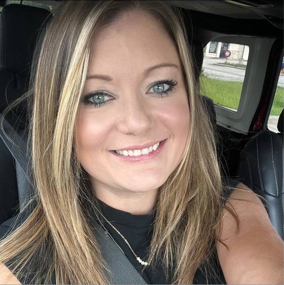 Profile Picture of Ashley Shadbolt (@ashley_shadbolt) on Poshmark