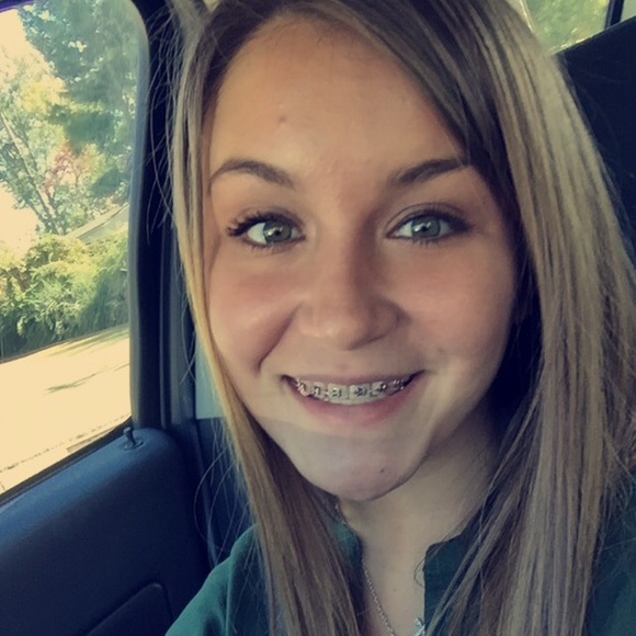 Profile Picture of Emily Hendrixson (@emilyhendrixson) on Poshmark