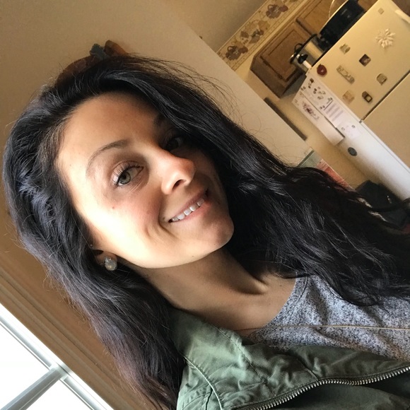 Profile Picture of Lauren Langmead (@lplangmead) on Poshmark