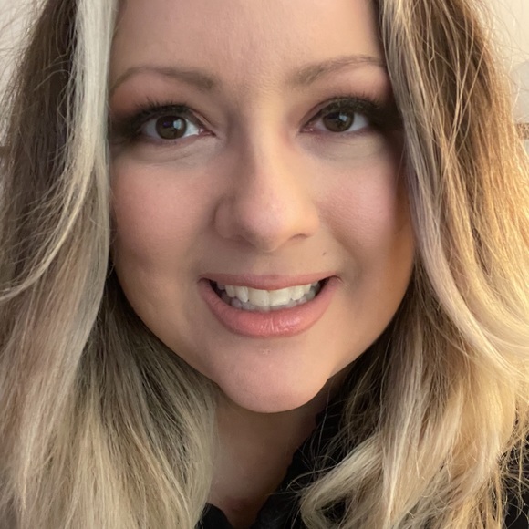 Profile Picture of Lisa Schreckenstein (@lschreckenstein) on Poshmark