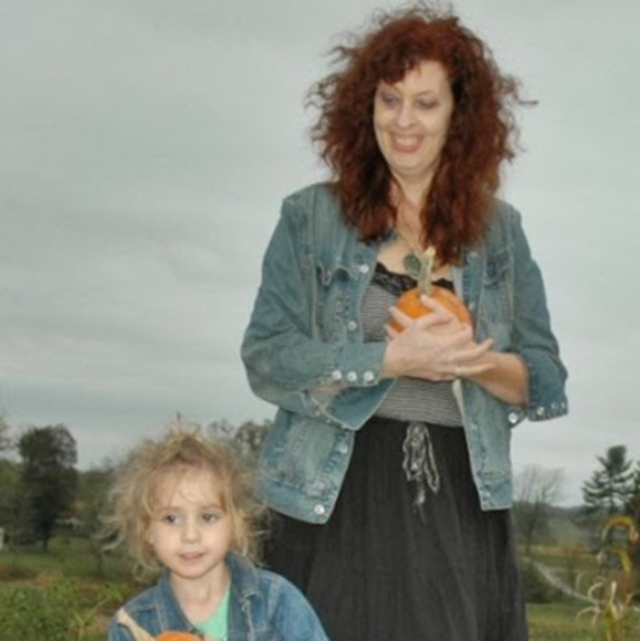 Profile Picture of Jakki Macfadyen (@jakkisisk) on Poshmark