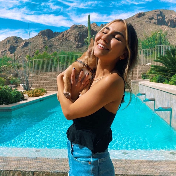 Profile Picture of Avi Bracamonte (@aviannah19) on Poshmark