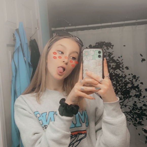 Profile Picture of Emma Wickett (@ewickett17) on Poshmark