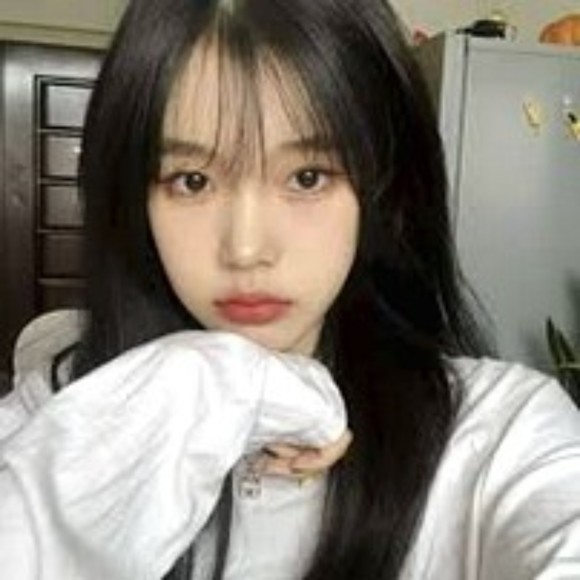 Profile Picture of Price Pricemuang (@pricemuangela) on Poshmark