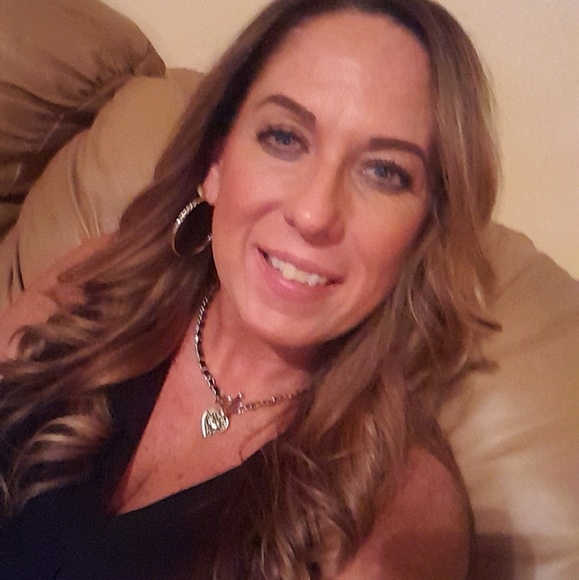 Profile Picture of Deanna Bobel (@tydee97) on Poshmark