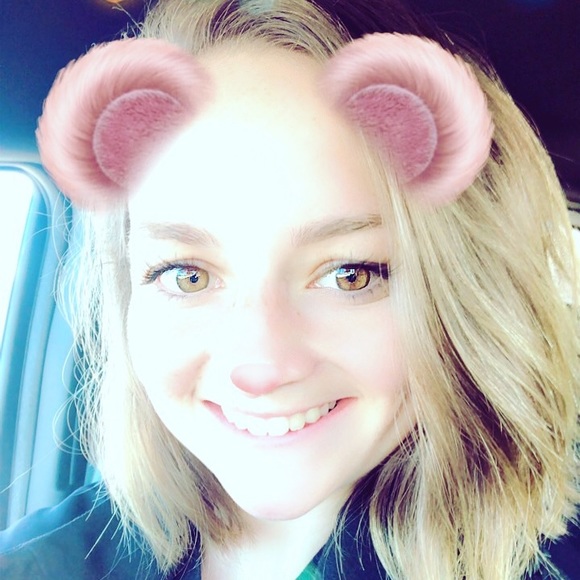 Profile Picture of Delana Sorem (@delanasorem) on Poshmark