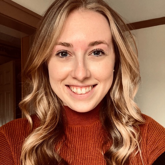 Profile Picture of Shana Solander (@shanasolander) on Poshmark