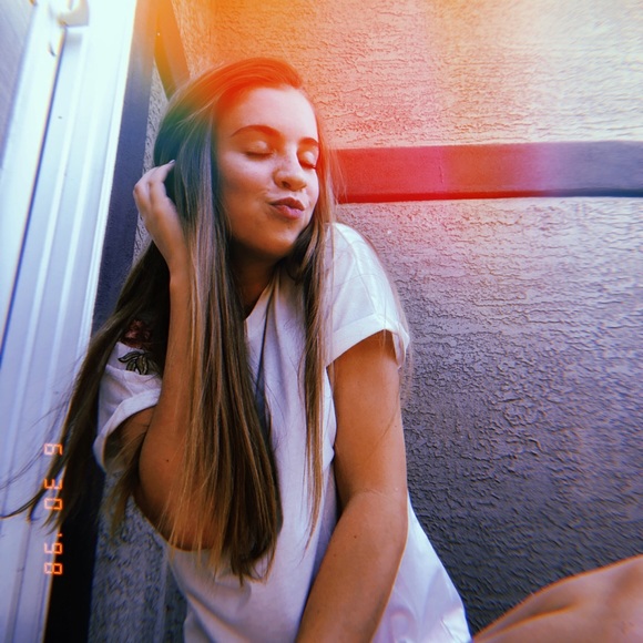 Profile Picture of Carlie Saxton (@carlies_closet3) on Poshmark