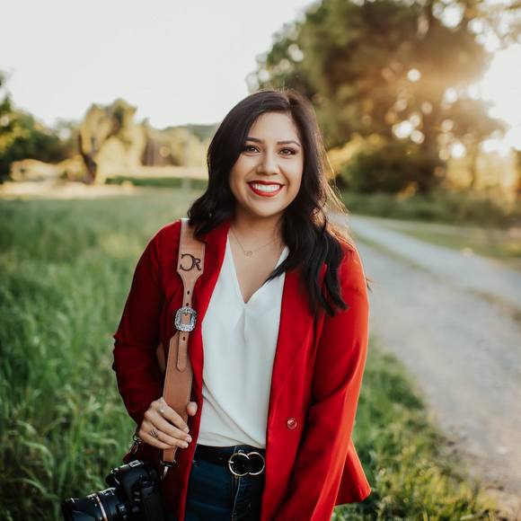 Profile Picture of Cassandra Robledo (@cassrobledo) on Poshmark