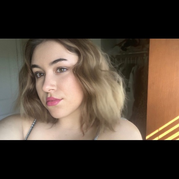 Profile Picture of Athena Bosman (@athenabeezy330) on Poshmark