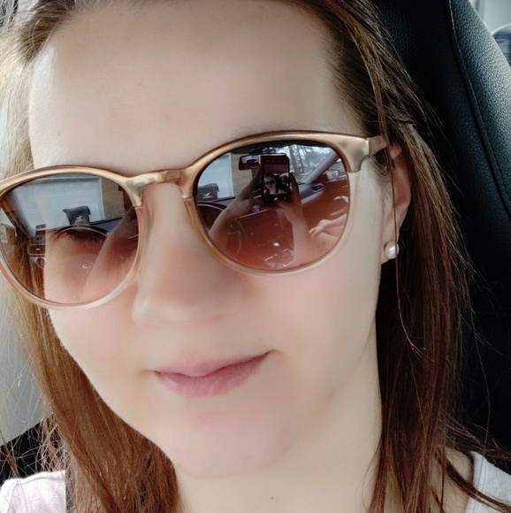 Profile Picture of Holly Benson (@yarn_girl_holly) on Poshmark