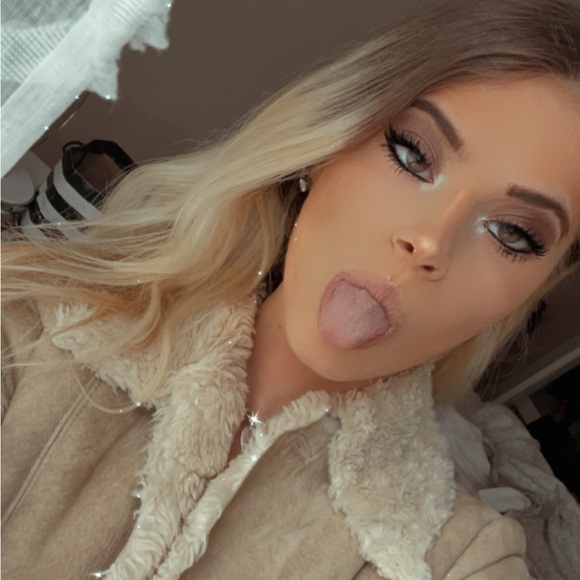 Profile Picture of Amanda Hallas (@amandahallas) on Poshmark