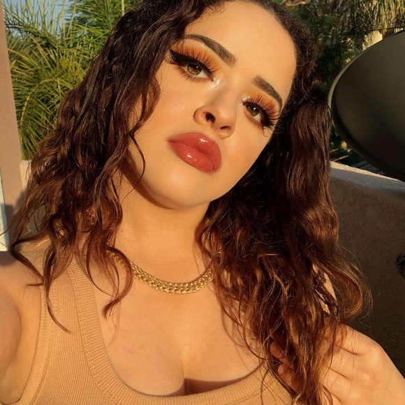 Profile Picture of Arianna Alvarez (@ariannaalvar846) on Poshmark