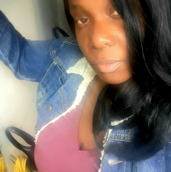 Profile Picture of Yvette Kinsler (@kimolabode) on Poshmark