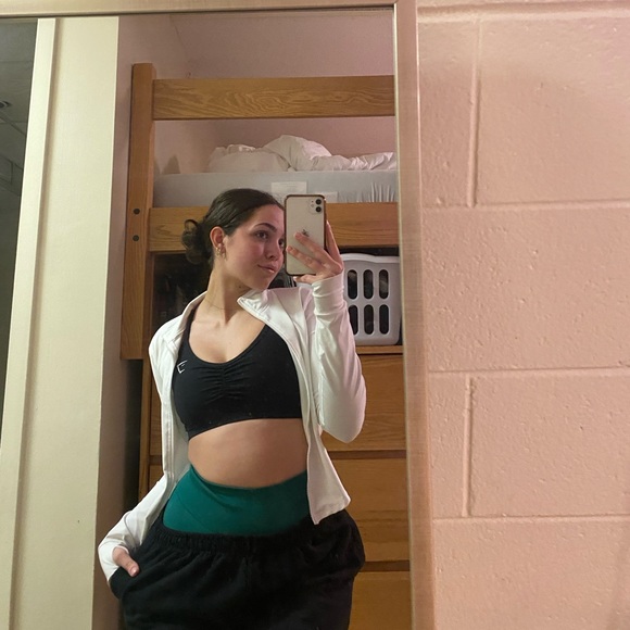 Profile Picture of Dora Grafakos (@doragfakos) on Poshmark